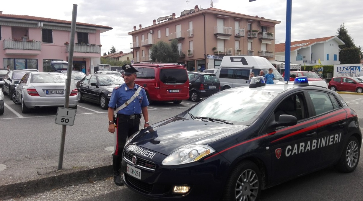 Turisti ubriachi sradicano un cartello stradale