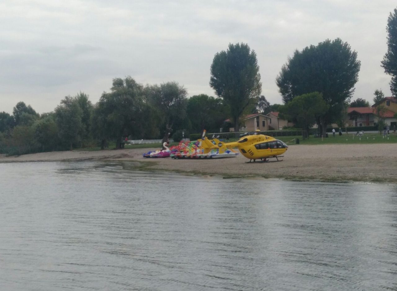 Cade deltaplano nel lago: disperso il pilota