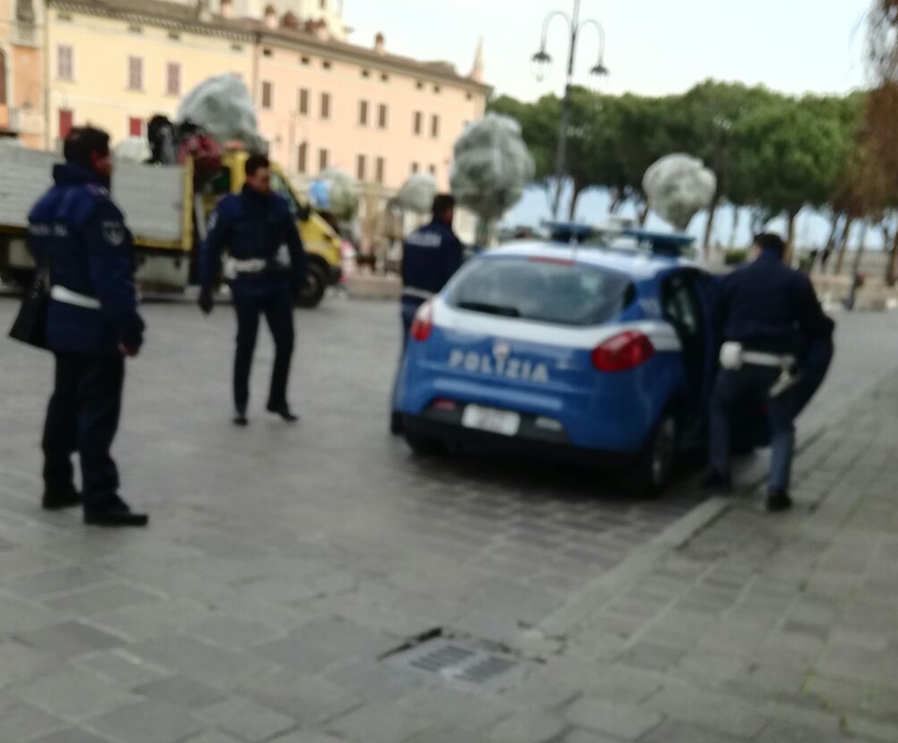 Ubriaca al bar, viene portata via dalla polizia