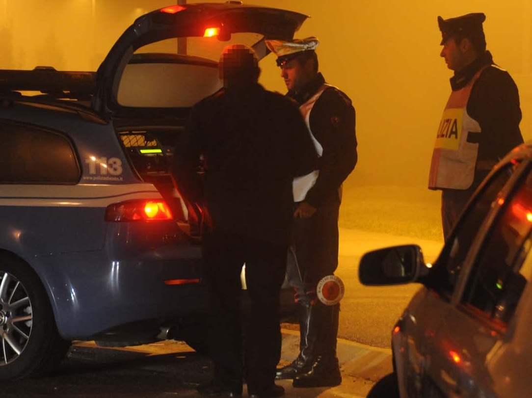 Ubriaco alla guida abbatte paletti spartitraffico