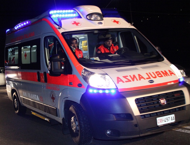 Ubriaco cade in acqua a Lazise
