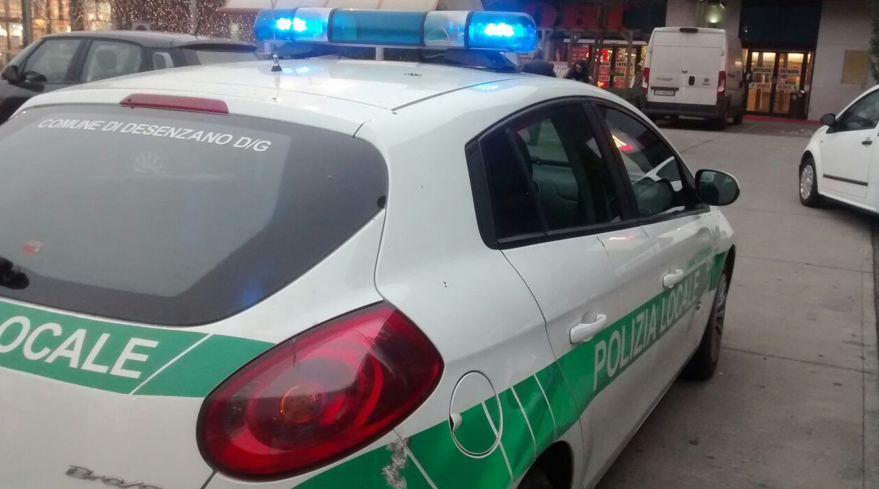 Investe una donna e scappa per non fare tardi al lavoro