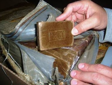 Un chilo di droga in borsa, italiana ai domiciliari