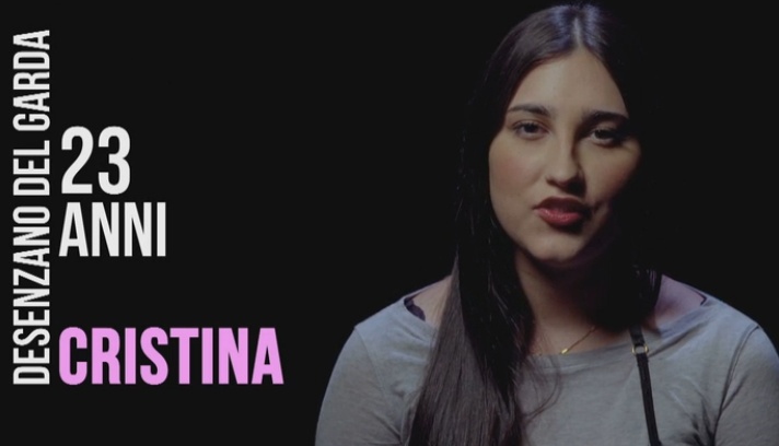 Una desenzanese si spoglia in tv