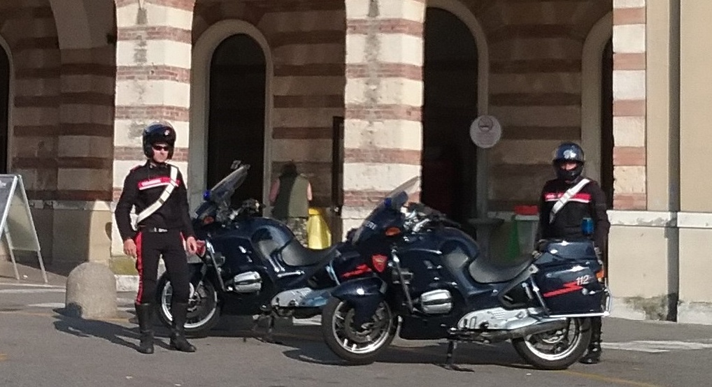 Urla e minacce in stazione, senzatetto arrestato