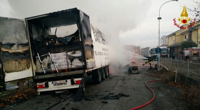 Va a fuoco un carico di salsa di pomodoro