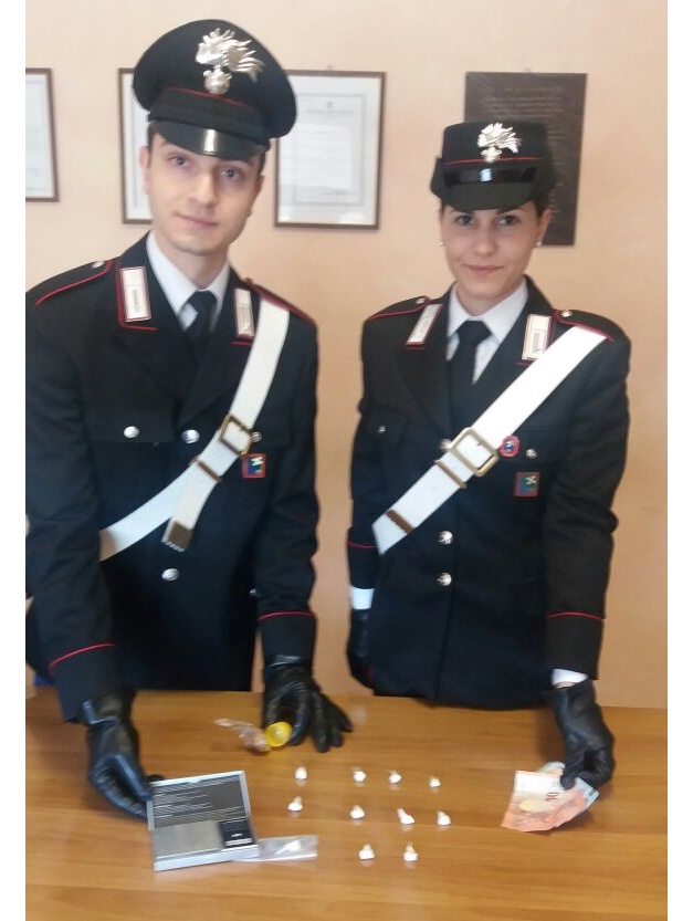 Vende cocaina: denunciato in stato di libertà