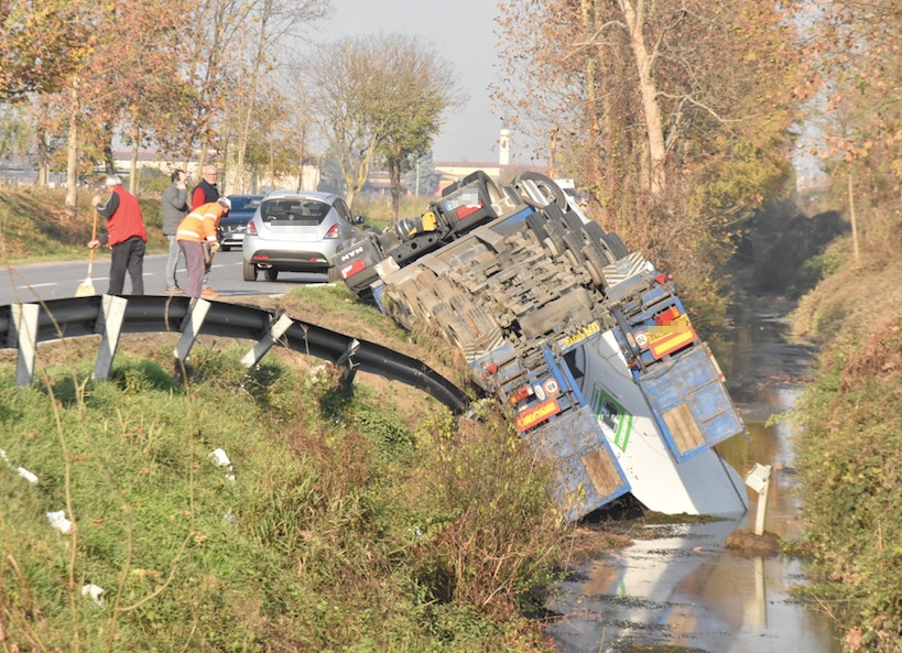 Mezzo pesante ribaltato nel fossato