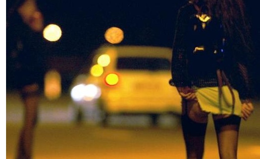 Violentata, picchiata e indotta a prostituirsi