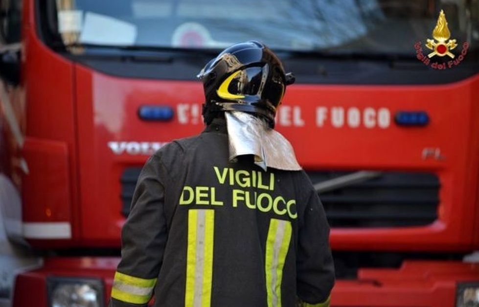 Vola nel canale: sommozzatori al lavoro