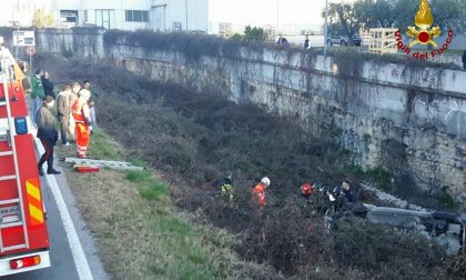 Vola nel fosso: incastrata in auto