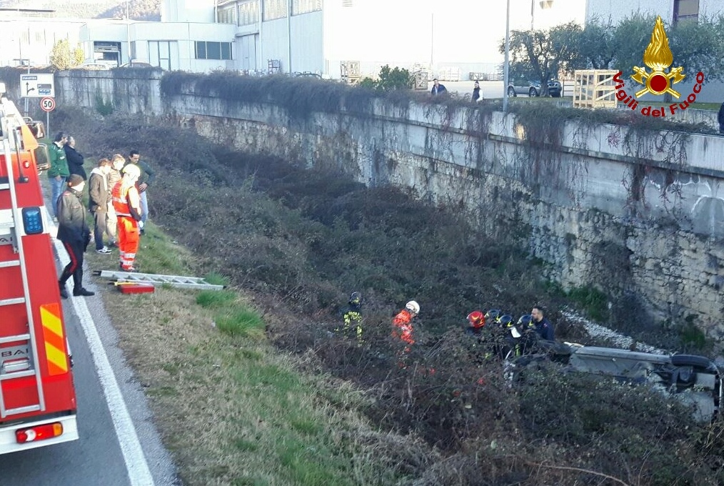 Vola nel fosso: incastrata in auto