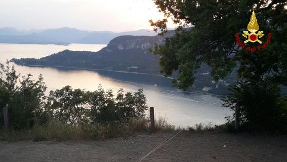 Per una foto cade da 70 metri e muore