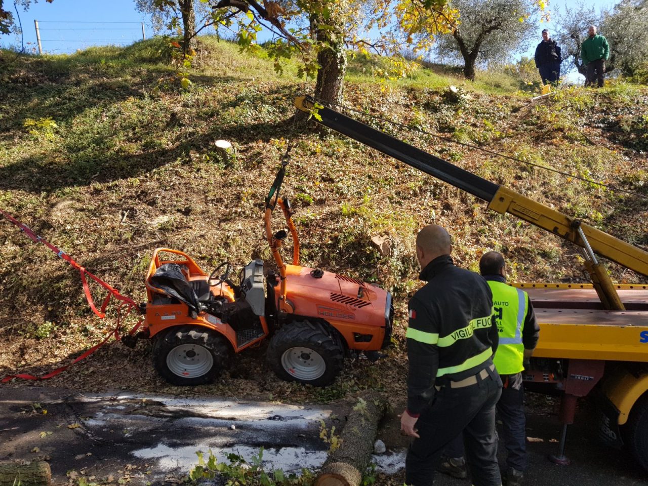 Incidente mortale, schiacciato dal trattore