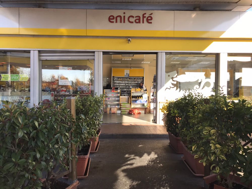 Spaccata Agip Hanno sfondato la vetrina col trattore