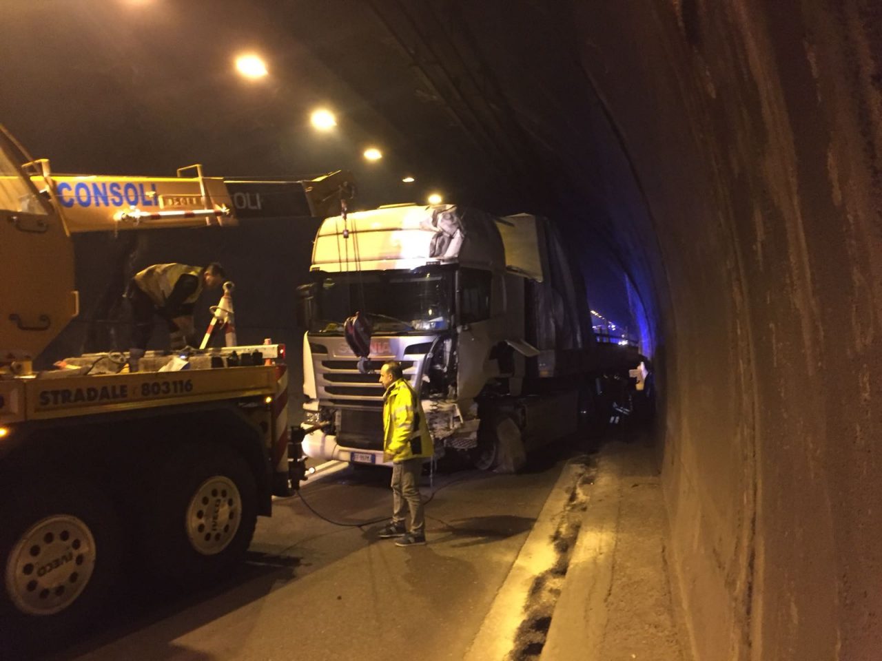 Incidente in galleria Un camion ha perso il controllo FOTO