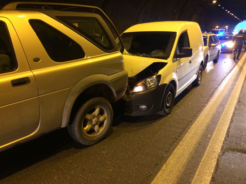Triplice tamponamento Traffico in tilt in galleria