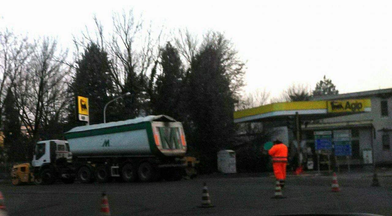 Manutenzione in corso per le strade del paese