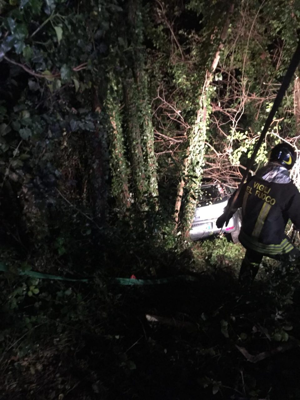 Fuori strada Le liane hanno fermato la caduta