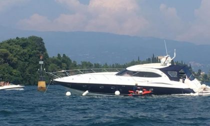 Yacht arenato all'isola del Garda