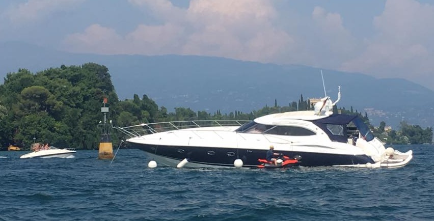 Yacht arenato all’isola del Garda