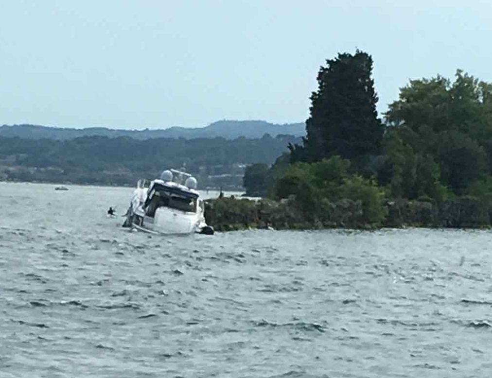 Yacht arenato: interventi durante la notte