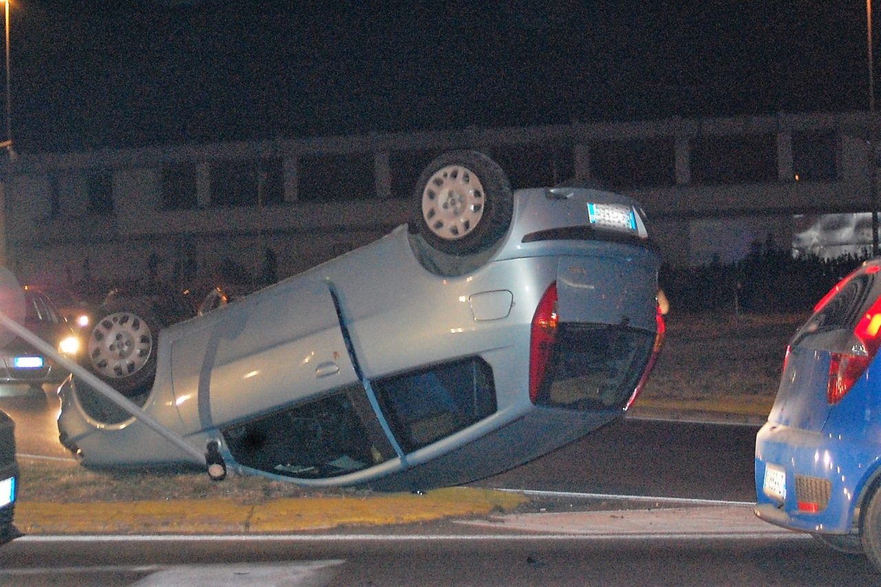Auto si ribalta sulla rotonda dopo lo scontro