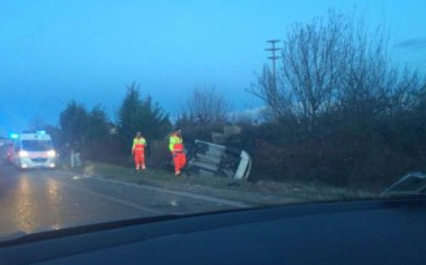 Strada stretta causa incidente