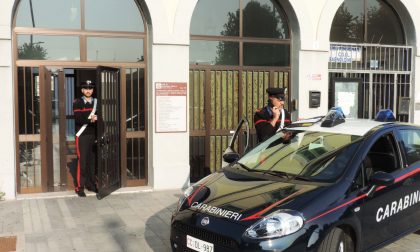 Insulta e minaccia la moglie, arrestato 50enne