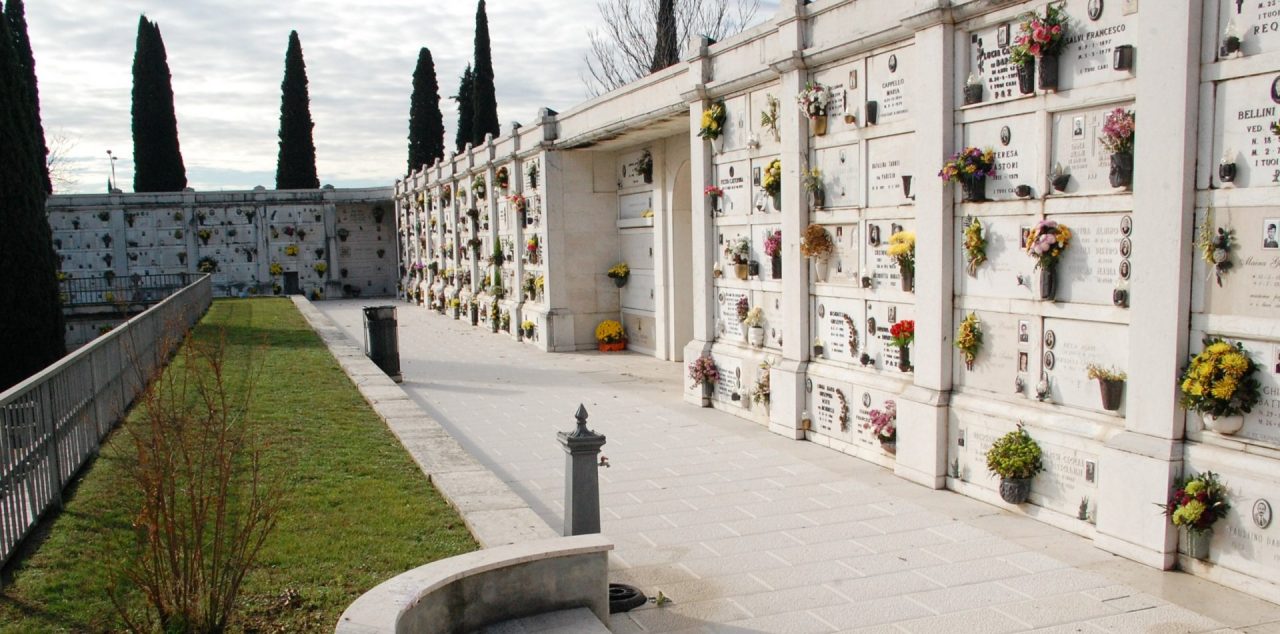 Tassa abolita per le esumazioni al cimitero