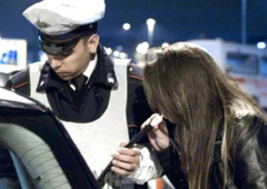 Guida ubriaca esce di strada