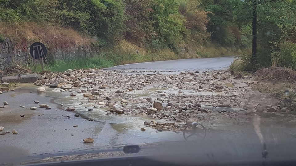 Lavenone, strada chiusa dopo la frana
