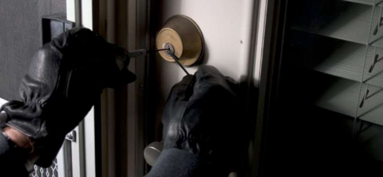 Attacco di cuore al ladro, salvato dalla sua vittima e arrestato