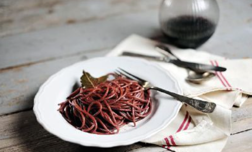 La tradizionale pasta cotta nel vino