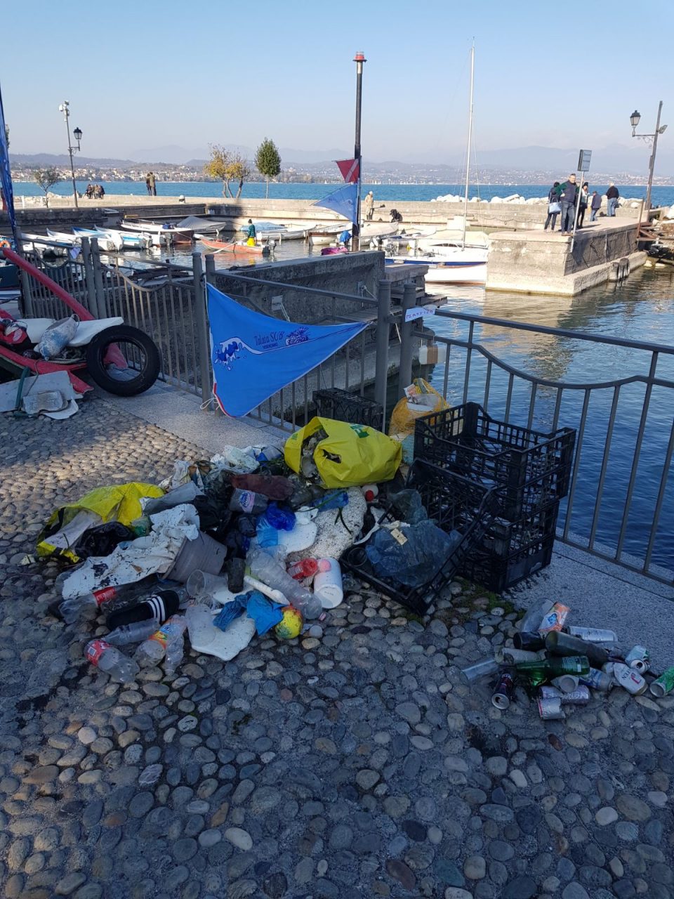 I sommozzatori trovano chili di rifiuti nel lago