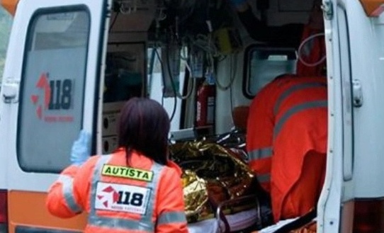 Travolta sulle strisce: donna in ospedale