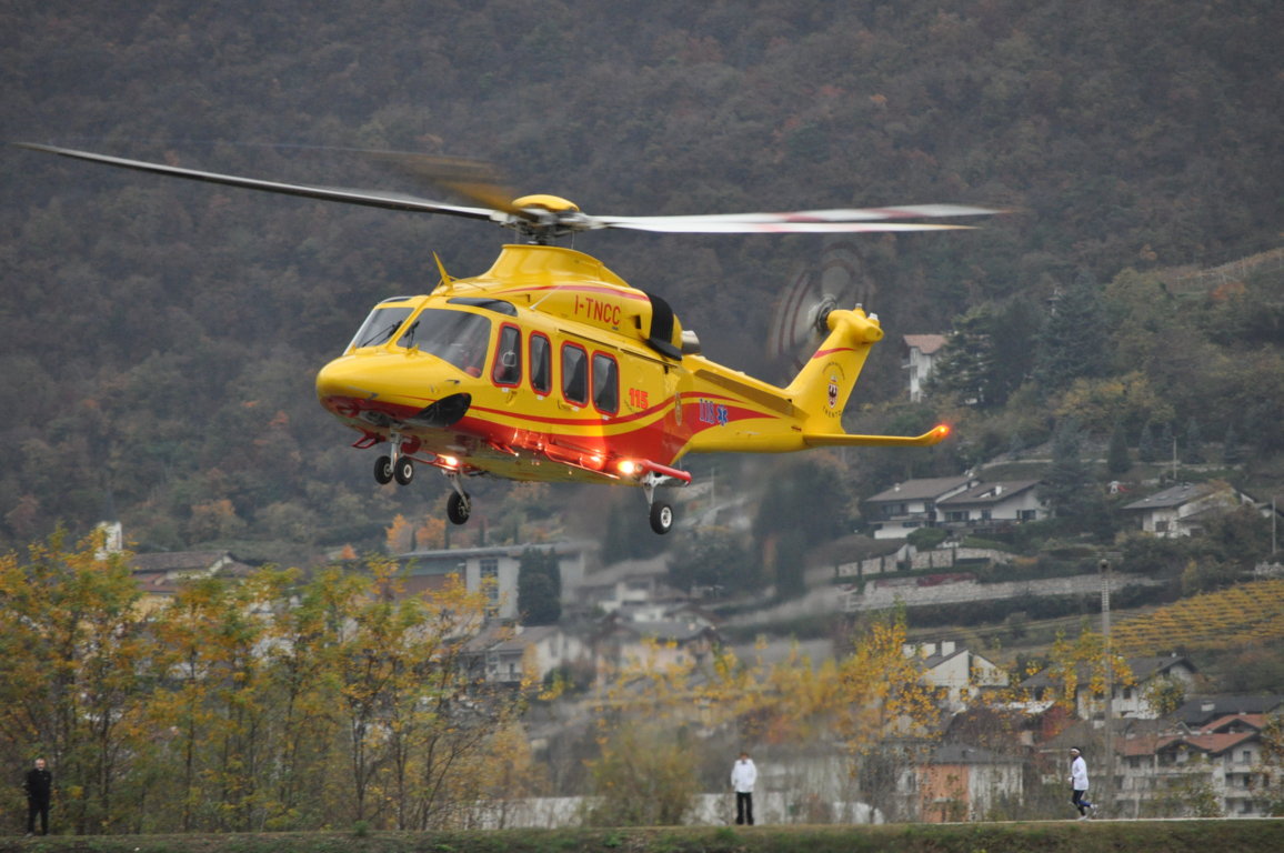 Cade per 50 metri, recuperato con l’elisoccorso