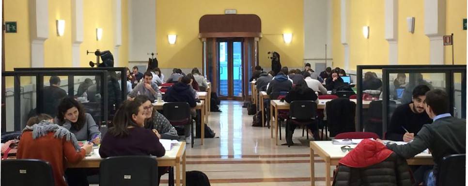 Sala studio della biblioteca sempre aperta per gli studenti