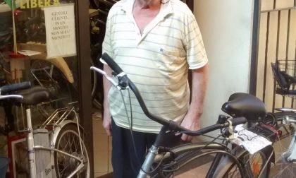 Il biciclettaio Luciano Girelli passa il testimone