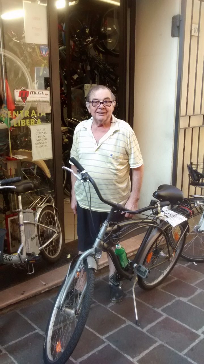 Il biciclettaio Luciano Girelli passa il testimone