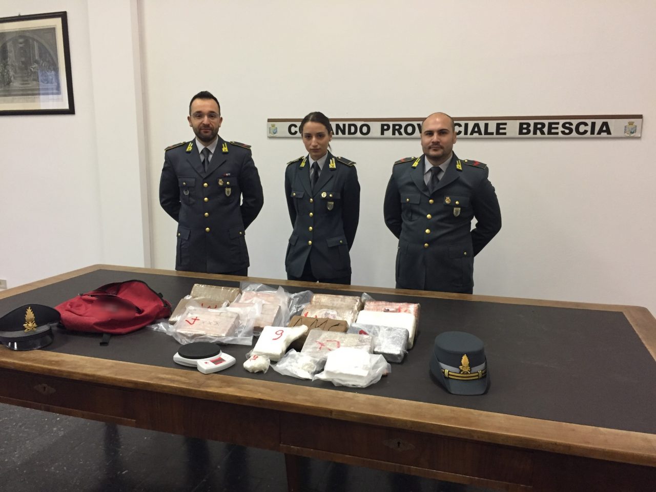 Baby spacciatore aveva 3 chili di coca nello zaino di scuola