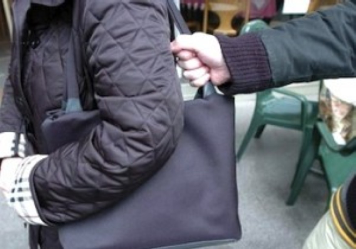 Scende dall’auto e le ruba la borsa, anziana scippata fuori casa
