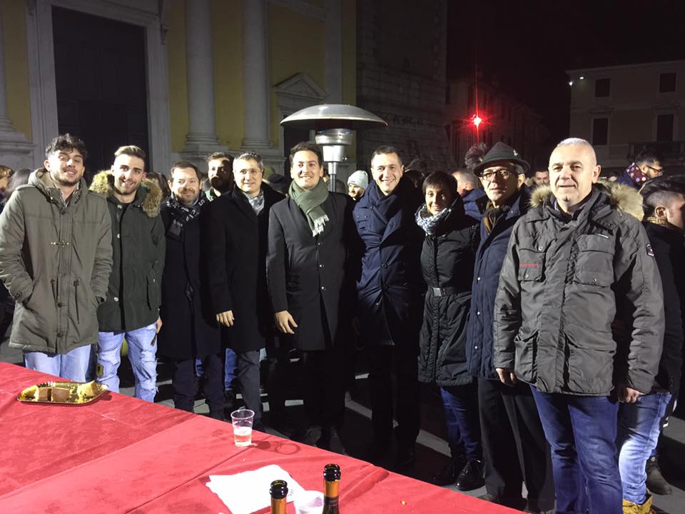 Amministrazione in piazza per gli auguri di Natale