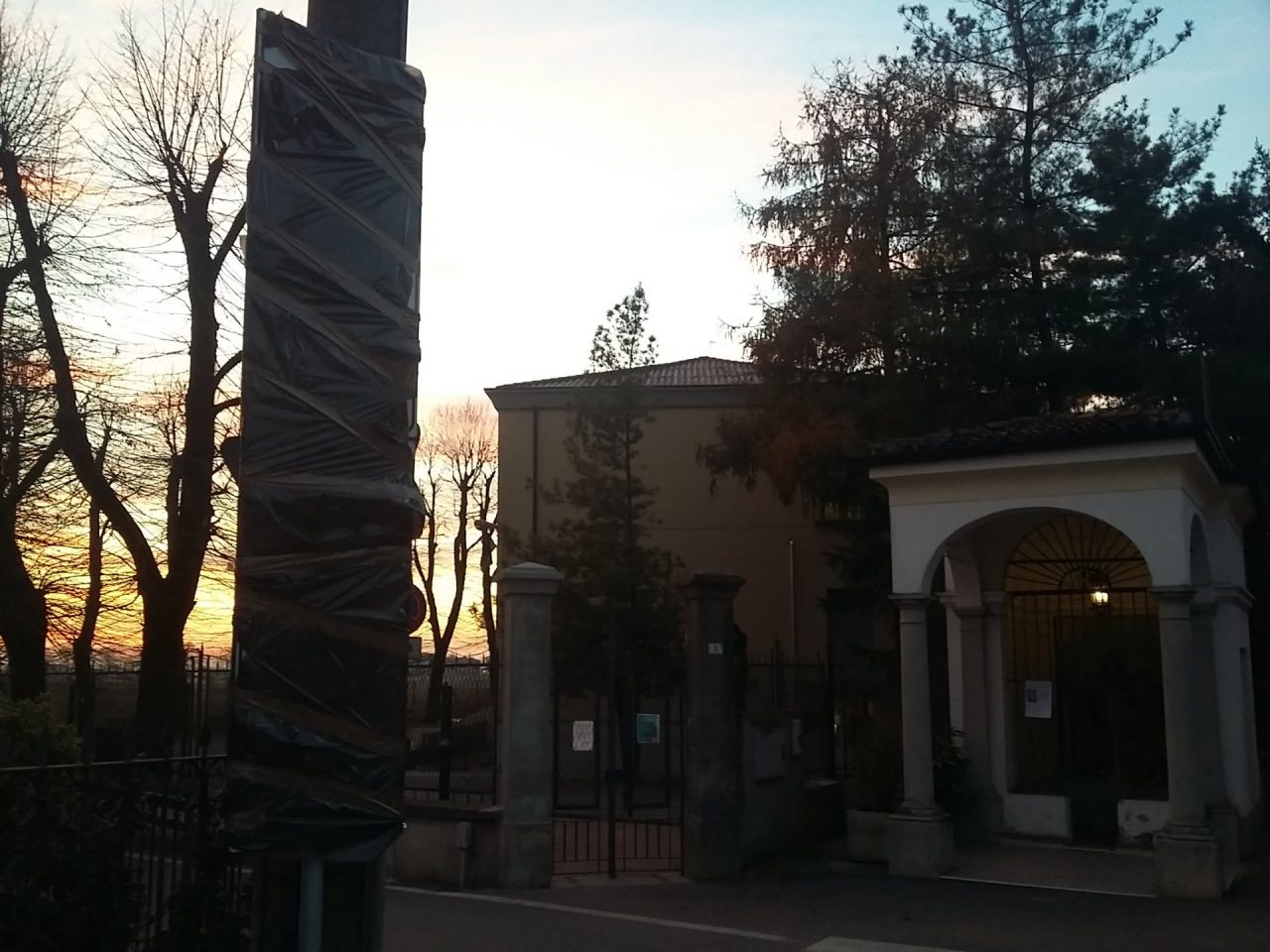 Divieto oscurato per un errore Davanti alle scuole ancora i camion