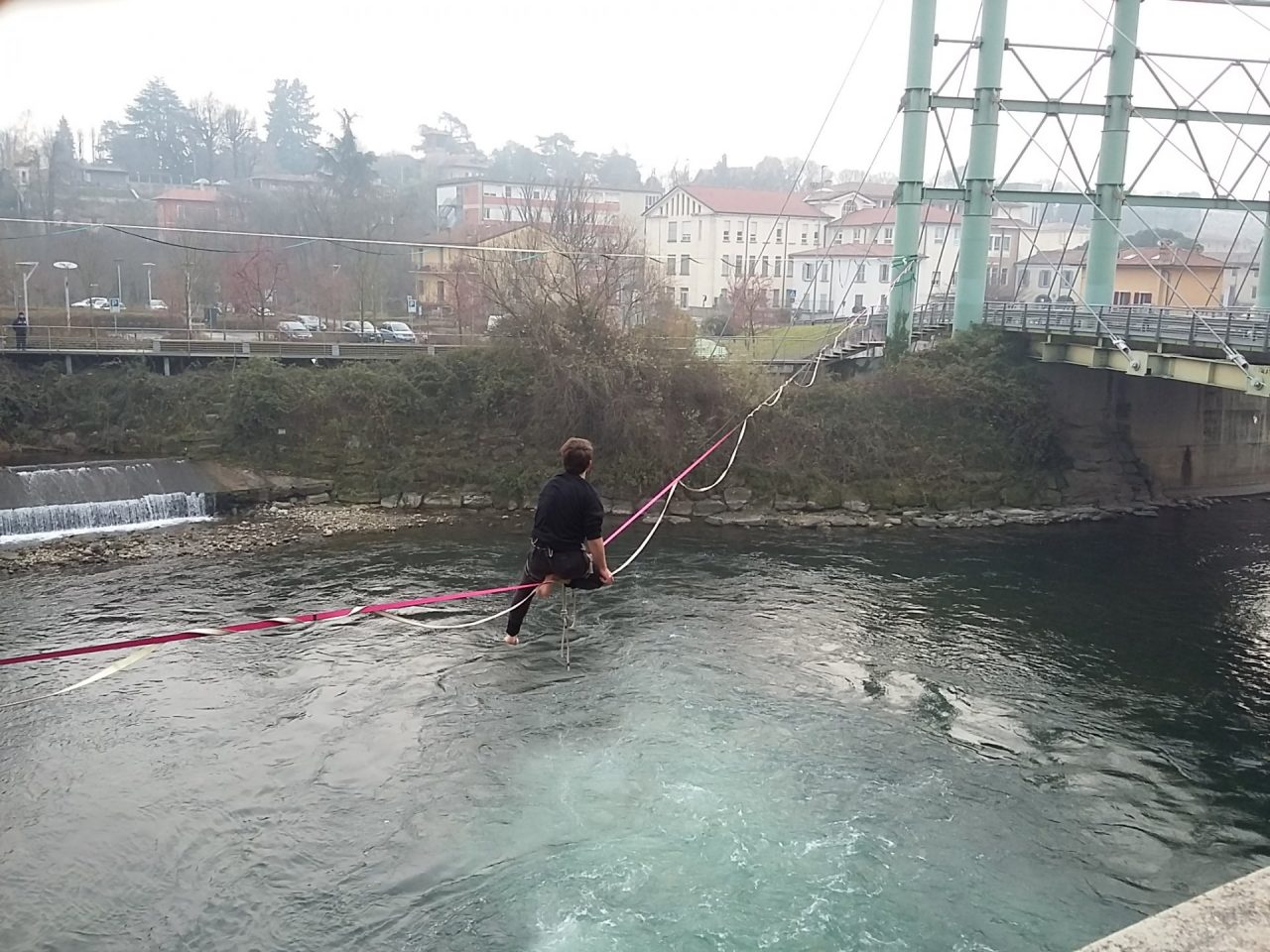 Equilibristi sul fiume a dieci metri di altezza
