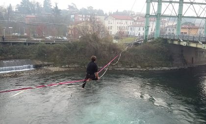Equilibristi sul fiume a dieci metri di altezza