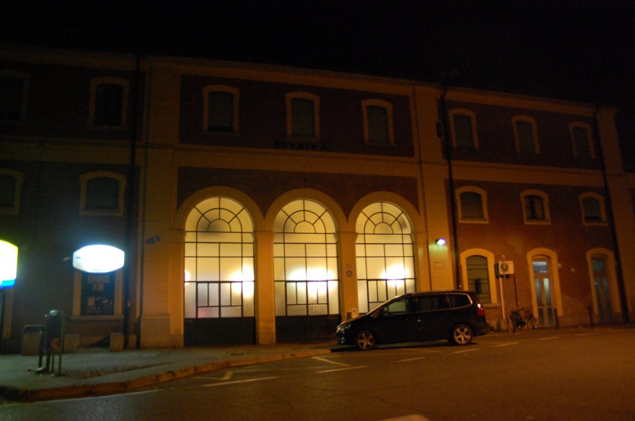 Rapina violenta in stazione Aggredito un 18enne