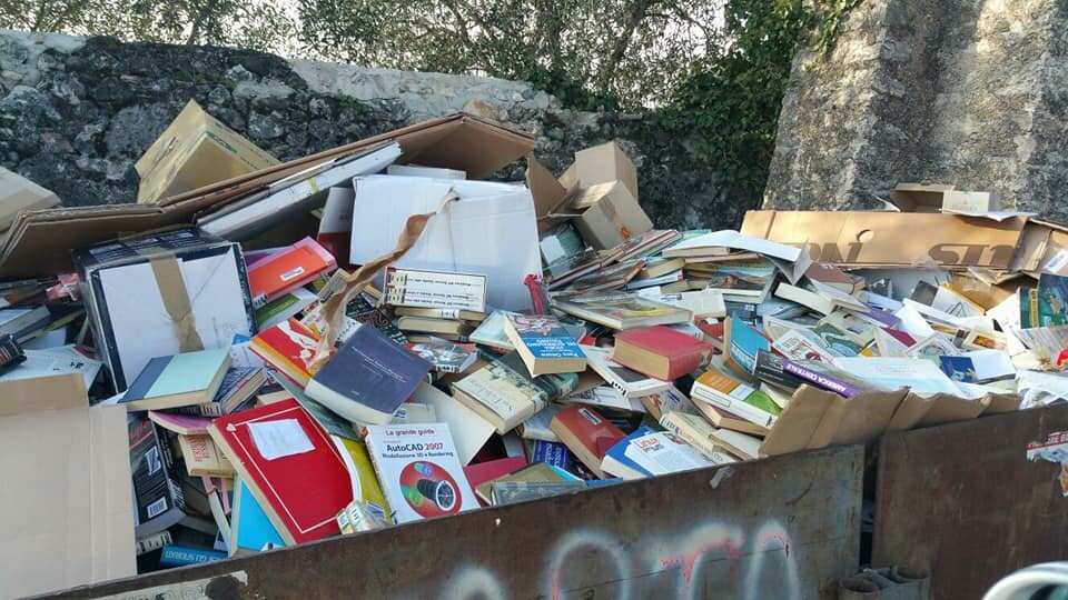 Il Comune getta centinaia di libri, interviene la minoranza.