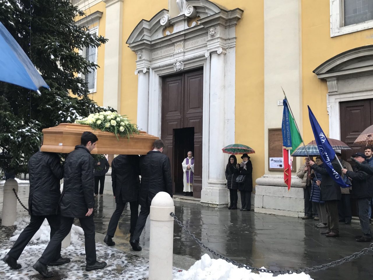 Commozione per l’ultimo saluto all’ex sindaco