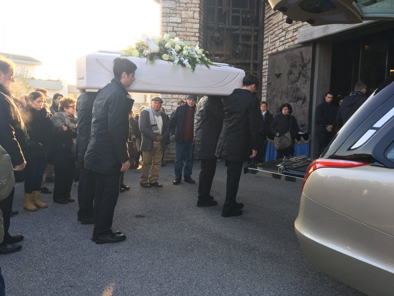 Chiesa gremita per l’ultimo saluto a Jonathan